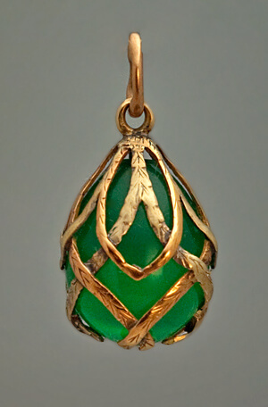 Download Highly Unusual Antique Gold and Chrysoprase Egg Pendant - Antique Jewelry | Vintage Rings ...