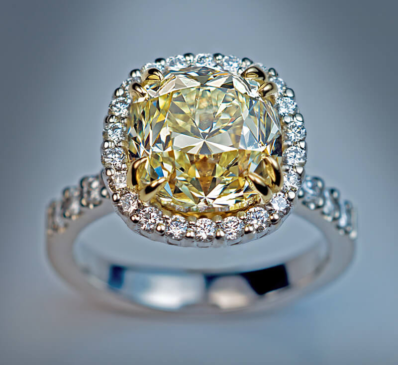 Кольцо с бриллиантом фенси колор. Кольцо с бриллиантом кушон 5 карат. Кольцо с алмазом кушон.