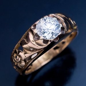 Art Nouveau antique openwork gold ring with 1 carat old European cut diamond