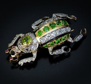demantoid garnet diamond gold platinum beetle brooch pin