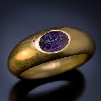 ancient Roman gold finger ring with amethyst intaglio engraved with she-wolf