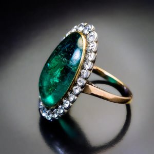 cabochon cut Colombian emerald 15 ct