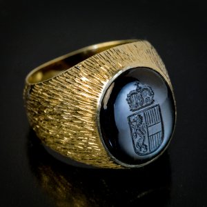 Vintage obsidian and gold signet ring