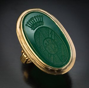 Signet chrysoprase gold ring