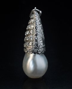 Antique capped pearl