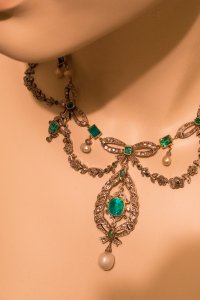Belle Epoque garland style emerald necklace