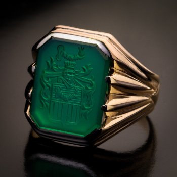 Vintage chrysoprase intaglio signet ring engraved with a coat of arms mounted in gold