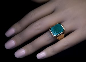 Vintage intaglio signet ring engraved with a coat of arms mounted in gold