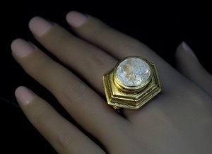 Ancient gold ring with rock crystal - ancient jewelry