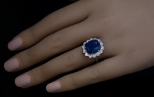 10 ct Ceylon sapphire engagement ring