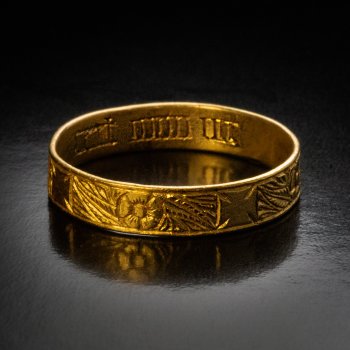 Medieval pose ring in high karat gold with Blackletter engraved inscription