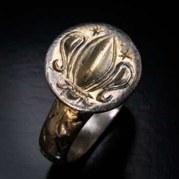 Rare medieval gilded silver ring with fleur de lis motif