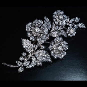 En tremblant antique brooch