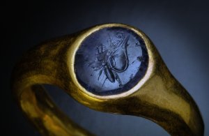 Roman intaglio ring with sapphire